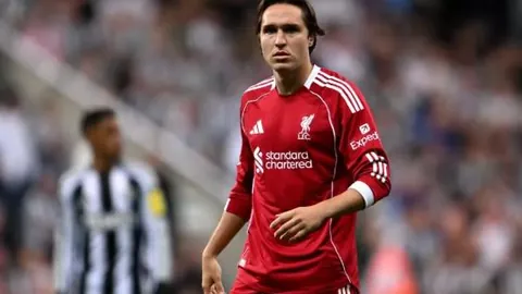 郭富城带女搭经济舱引争议，方媛巧妙回应质疑