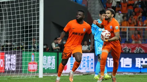 梅西拥抱引争议，球迷遭拘禁及禁赛