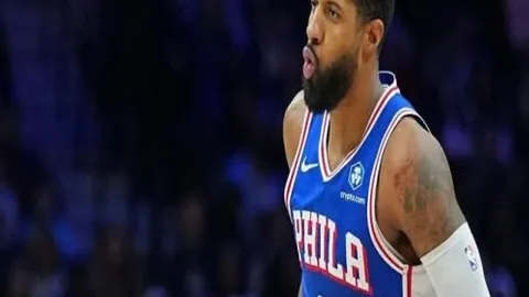 曼联1-0负于阿斯顿维拉，豪斯头球建功，B费遗憾错失点球良机。