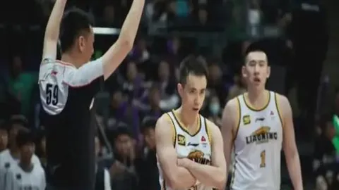 哈登跌倒瞬间，邓紫棋惊呆表情成网络热议素材